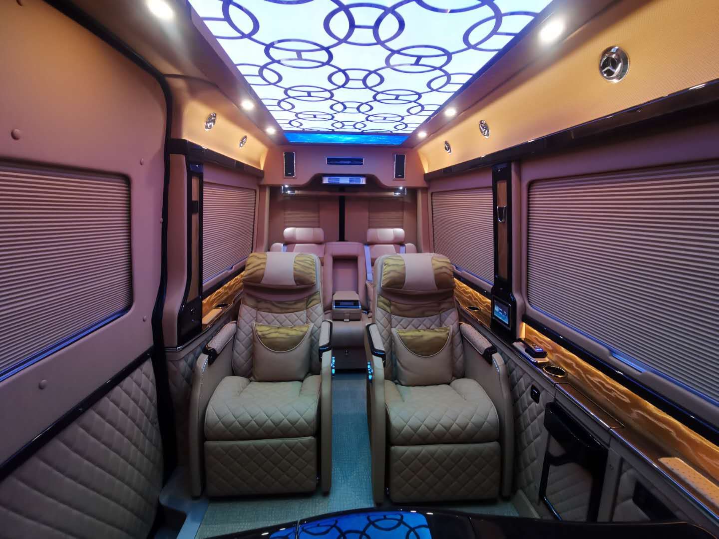 这台奔驰斯宾特B型商旅房车，百万级的玩具，更是户外露营